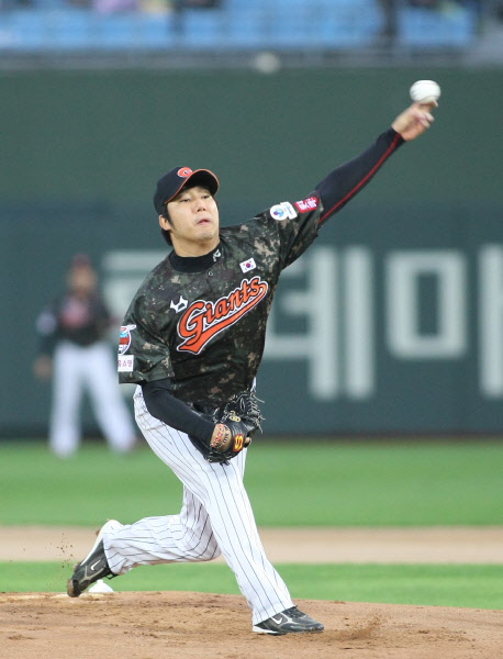 선발 출장한 장원준 선수의 역투모습